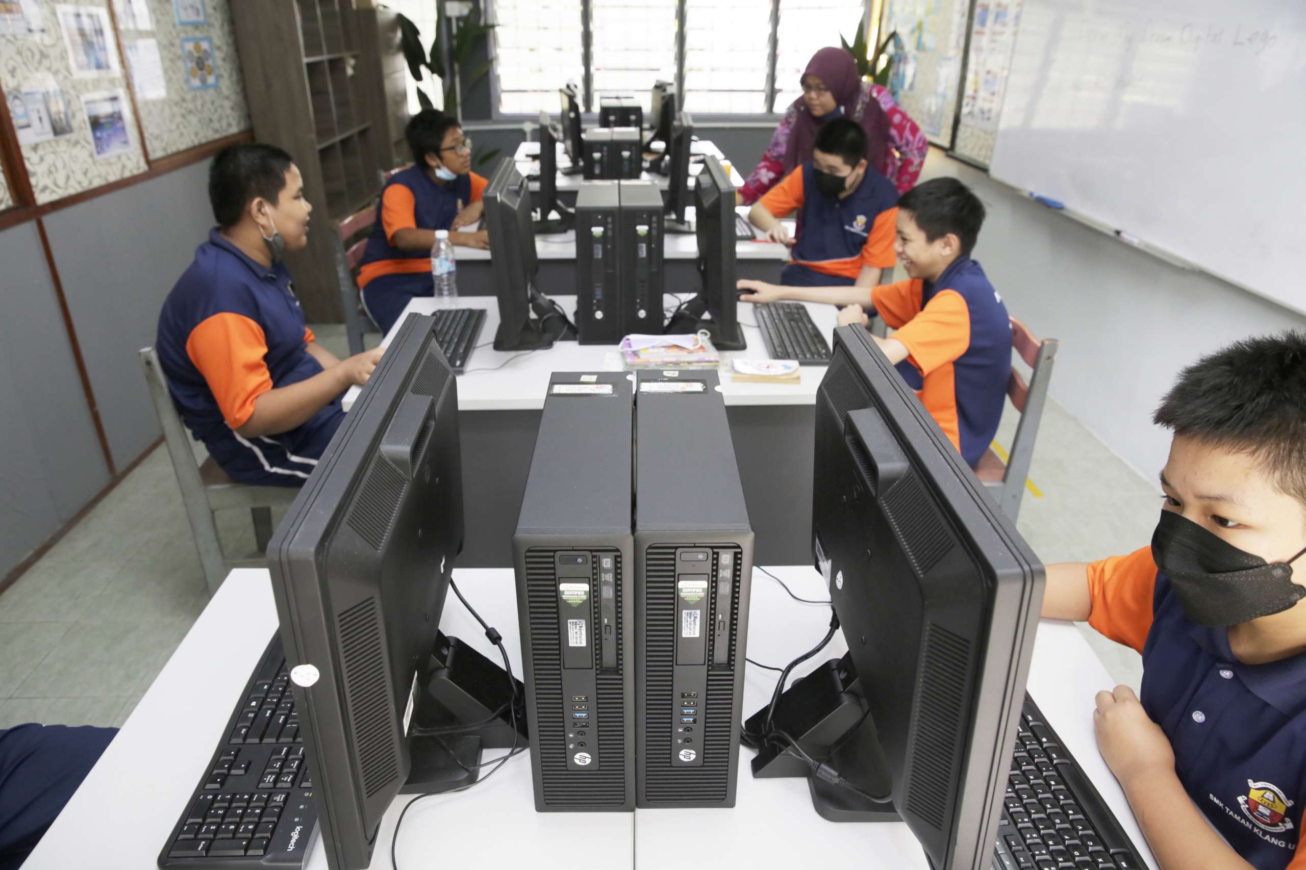 remanufactured-computers-donation-to-malaysian-school-1